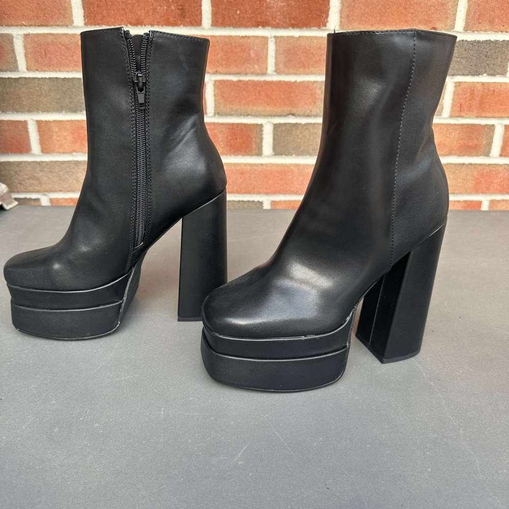 Elegant Black Platform Boots